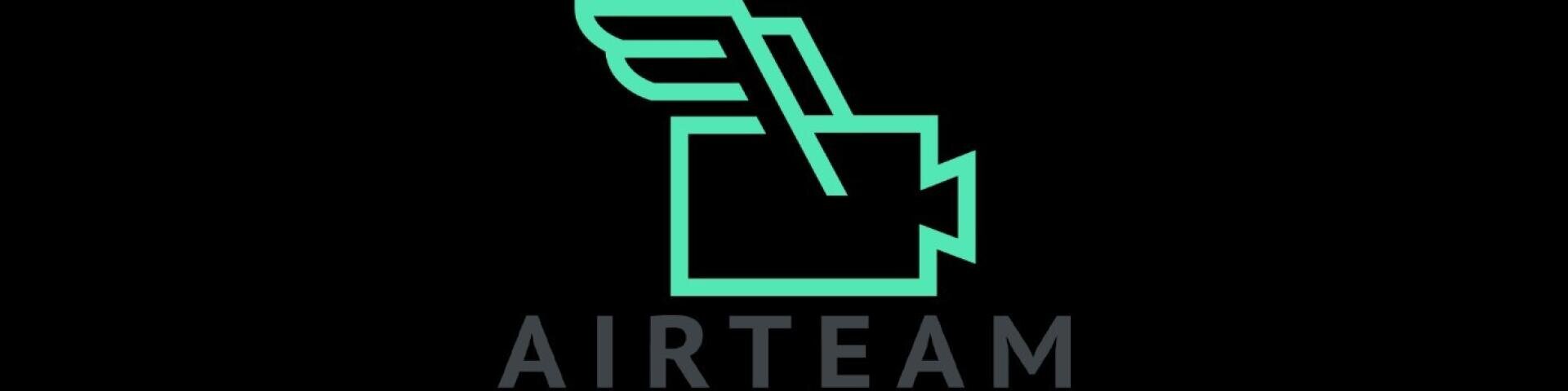 Ein blaugrünes Logo mit einer stilisierten Videokamera mit einem Flügel auf schwarzem Hintergrund. Unter dem Symbol steht das Wort AIRTEAM in grauen Großbuchstaben.