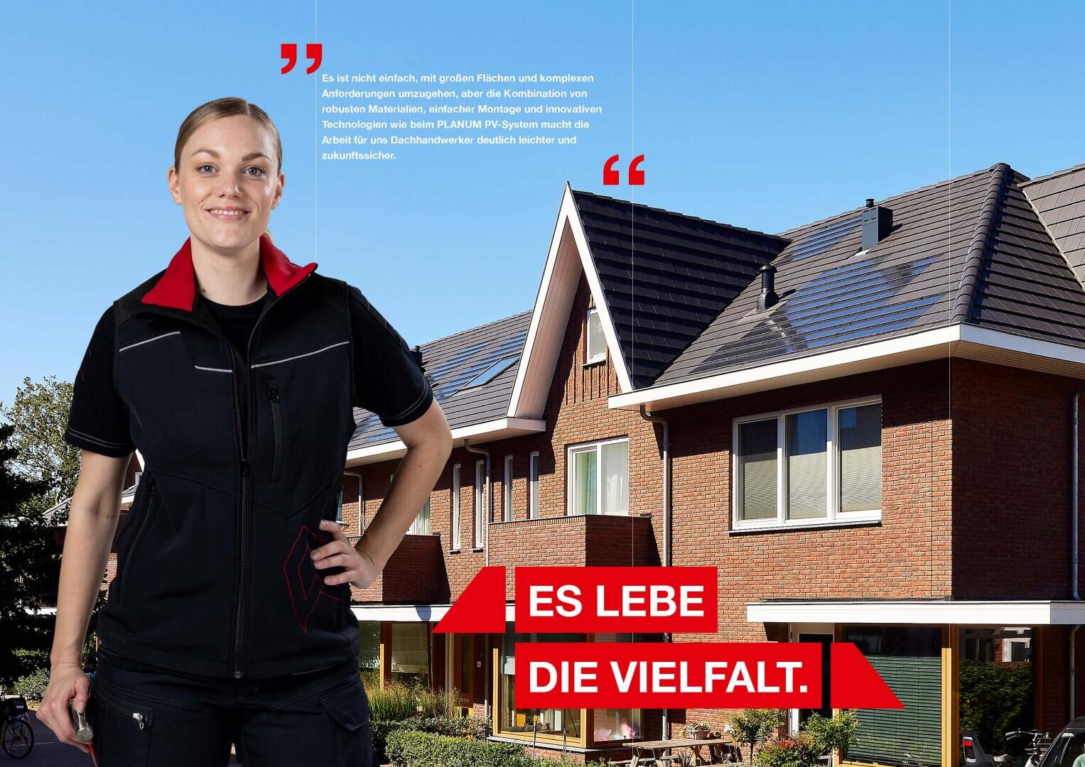 Eine lächelnde Frau in einer schwarzen Arbeitsweste steht vor modernen Backsteinhäusern mit Ziegeldächern. In rot-weißer deutscher Schrift steht ES LEBE DIE VIELFALT. und im Himmelsbereich erscheint ein Zitat.