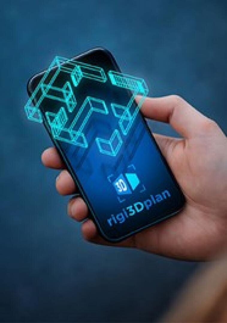 Eine Hand hält ein Smartphone, auf dem ein blau leuchtendes 3D-Architekturmodell über dem Bildschirm schwebt, wobei der Text 3D und rigl3Dplan auf dem Telefon zu sehen ist.