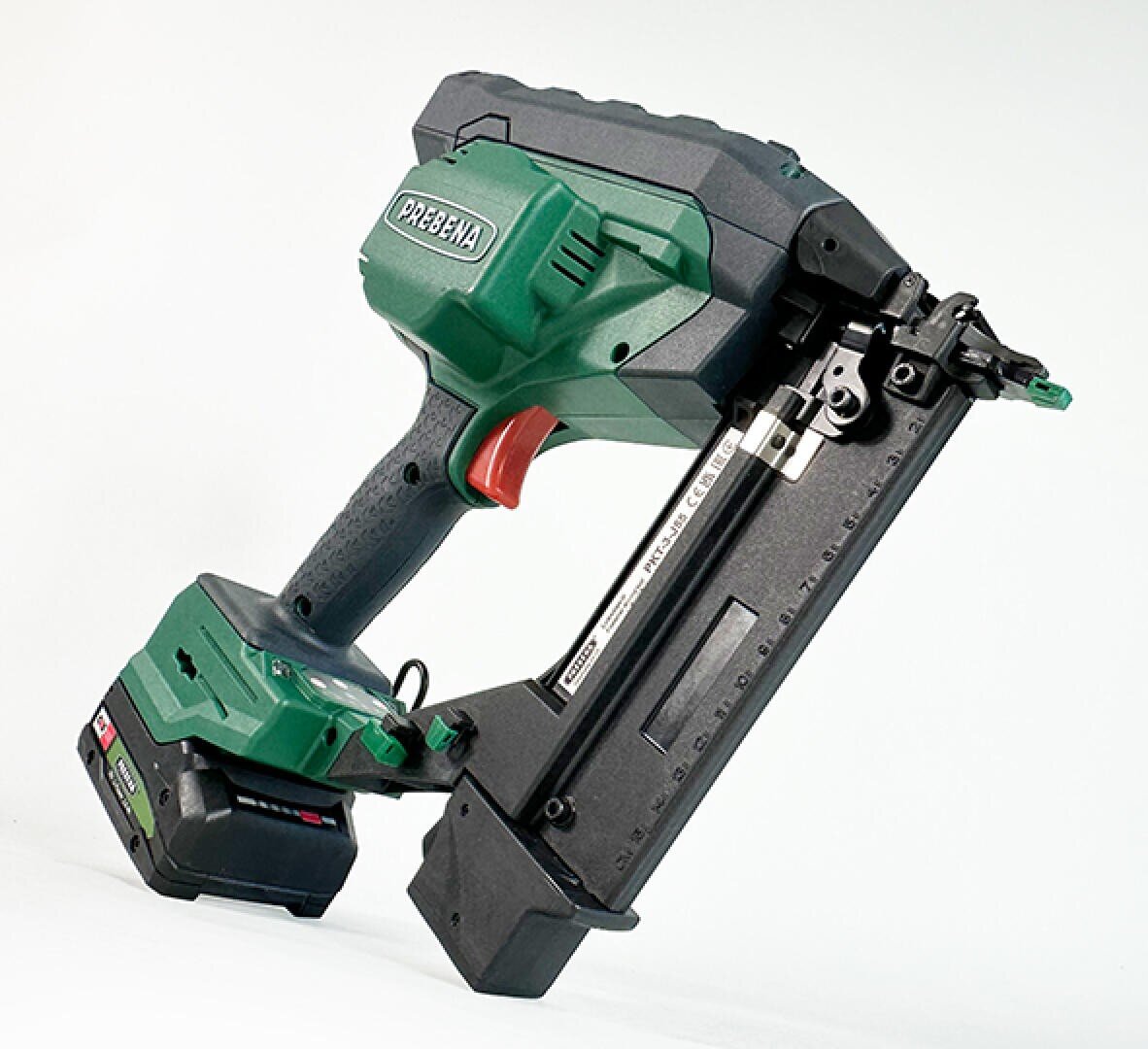 Eine kabellose grün-schwarze Prebena-Nagelpistole mit einem Akkupack, die auf einem weißen Hintergrund ruht. Das Werkzeug verfügt über einen Abzug und ein Magazin zur Aufnahme von Nägeln.