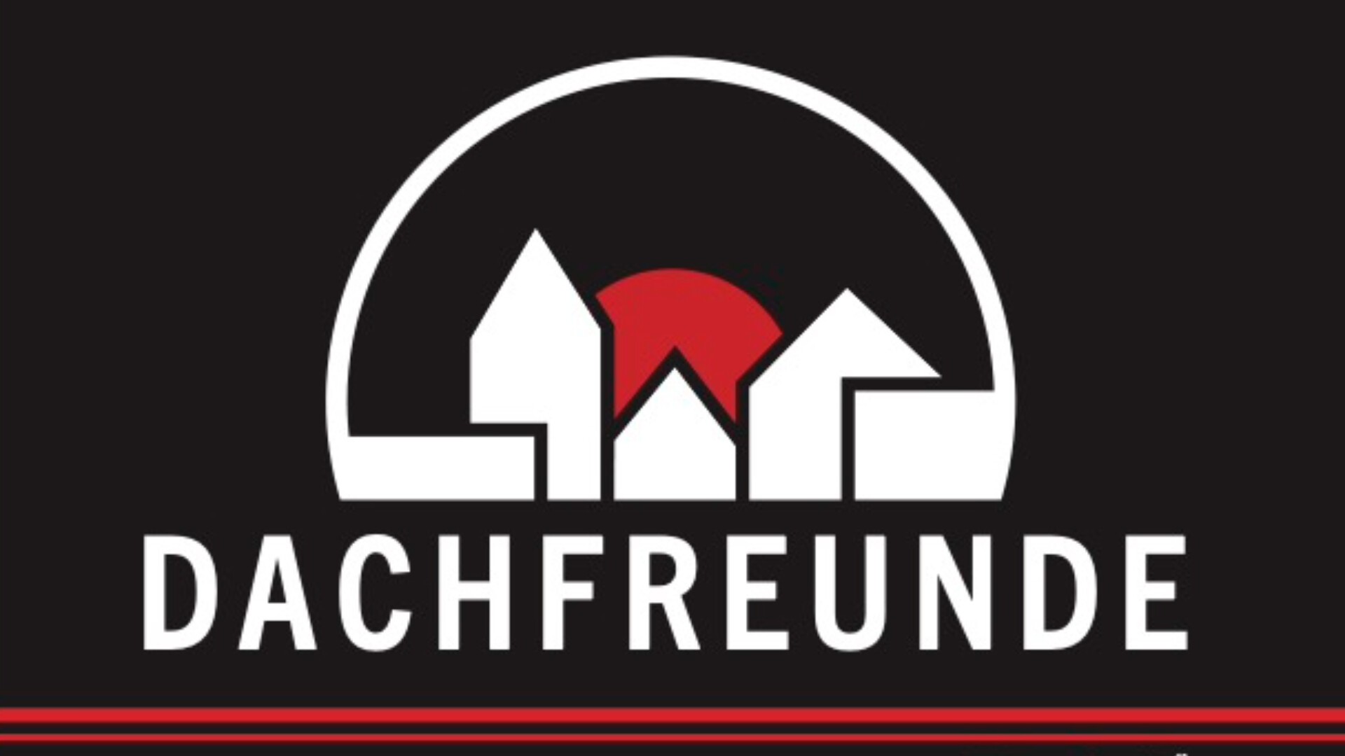 Logo mit stilisierten weißen Hausformen und einer roten Sonne in einem weißen Bogen auf schwarzem Hintergrund. Darunter steht in fetten weißen Buchstaben der Schriftzug „DACHFREUNDE“. Am unteren Rand verlaufen rote Linien.