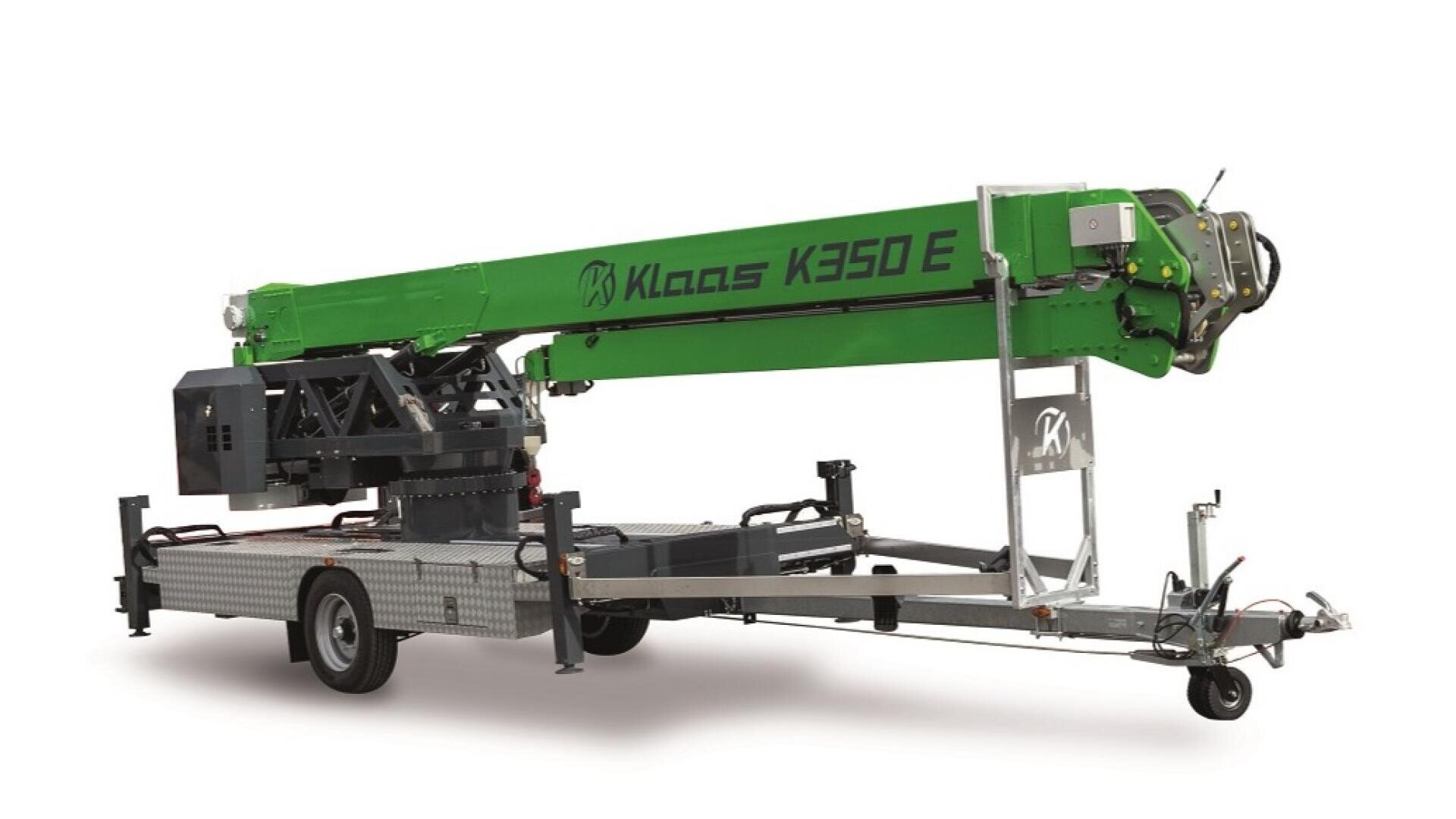Ein grüner Klaas K350 E Mobilkran auf einem Anhänger, mit ausfahrbarem Ausleger, Stützbeinen und Rädern für den einfachen Transport. Die Maschine hat einen stabilen Metallrahmen und einen Klaas Schriftzug am Ausleger.