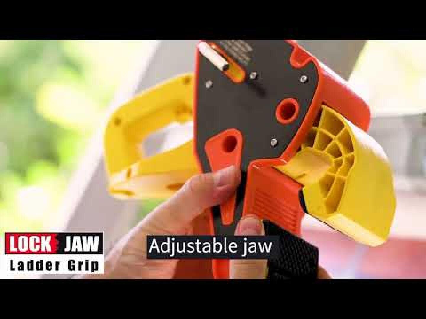 Eine Person hält ein gelbes und orangefarbenes Lock Jaw Ladder Grip Werkzeug und konzentriert sich auf dessen verstellbare Backe. Der Text auf dem Bild lautet LOCK JAW Ladder Grip and Adjustable jaw.