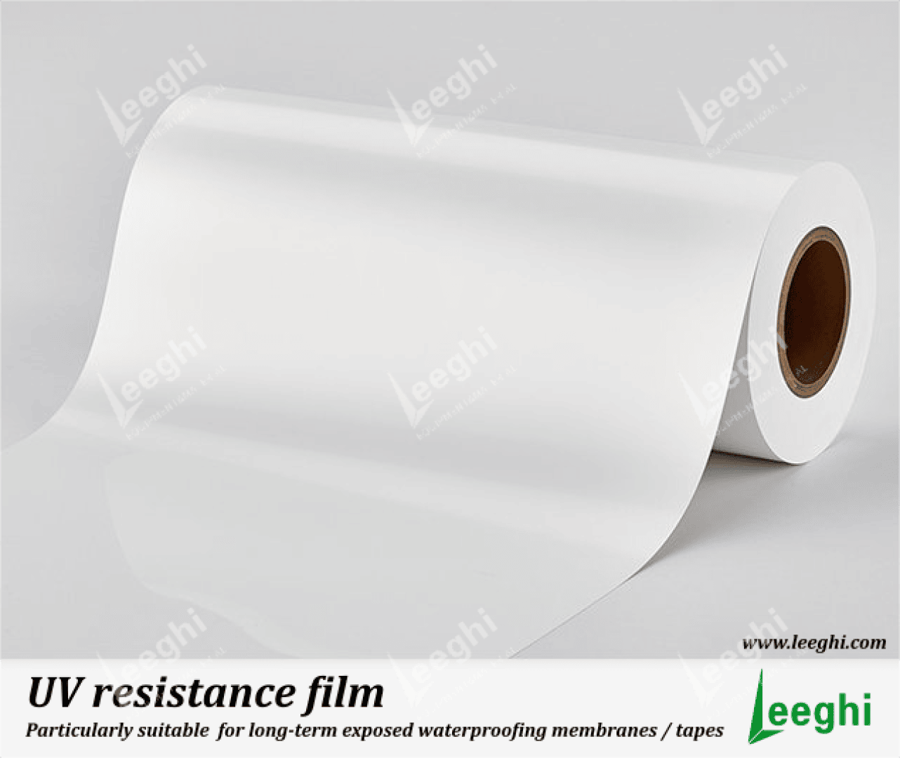 Eine große weiße Rolle UV-beständiger Folie wird teilweise auf einer ebenen Fläche abgerollt, mit einem Text, der darauf hinweist, dass sie für langfristig exponierte Abdichtungsbahnen oder -bänder geeignet ist, und mit dem Markenzeichen von Leeghi.