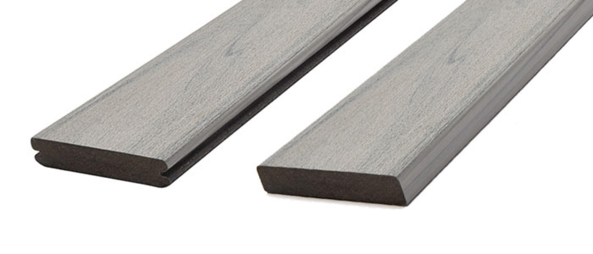 Zwei graue Terrassendielen aus Verbundwerkstoff sind nebeneinander abgebildet; eine Platte hat eine geriffelte Kante, die andere eine eckige Kante. Beide Dielen haben eine holzähnliche Struktur.