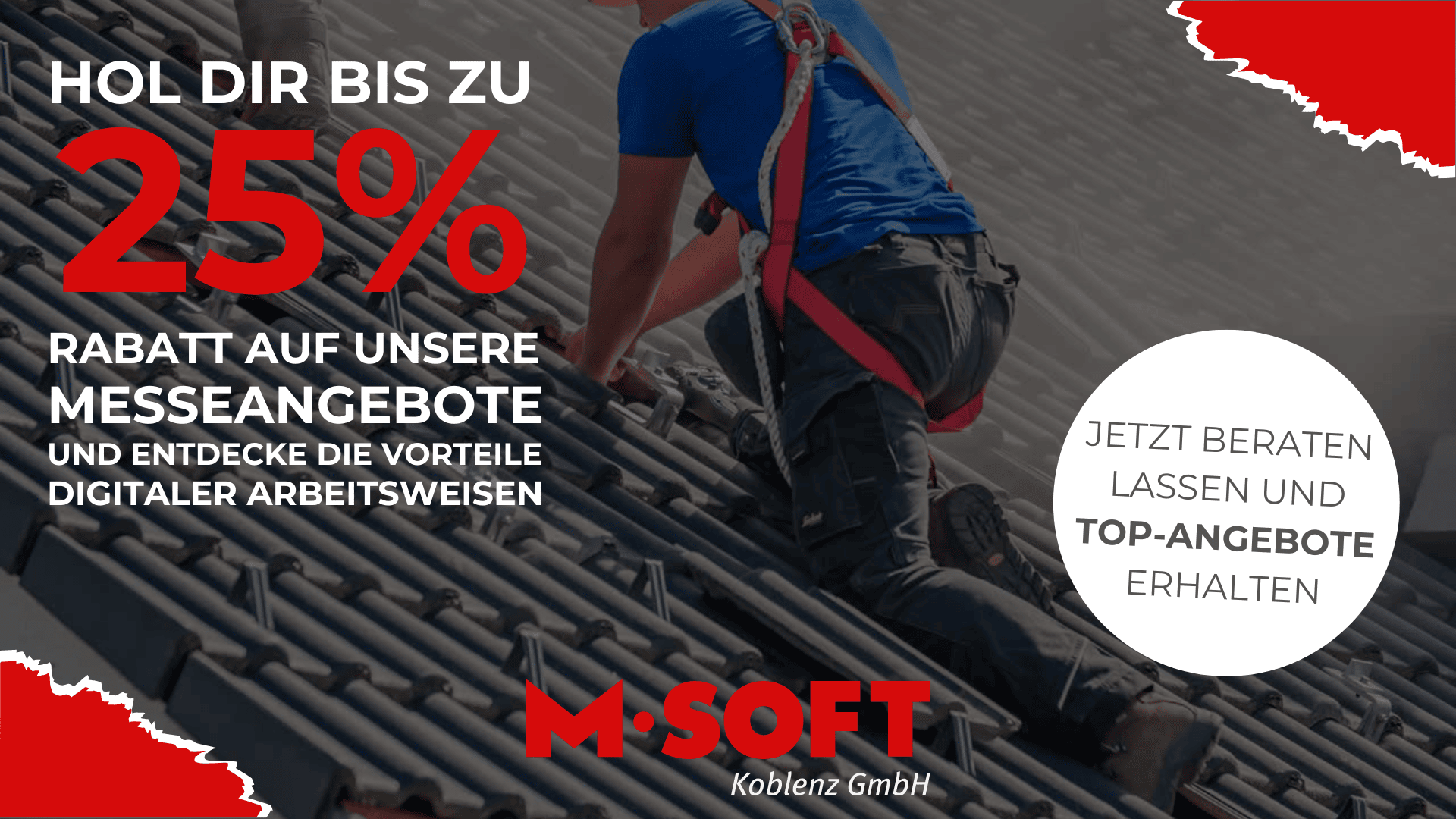 Ein Dachdecker arbeitet mit Sicherheitsausrüstung auf einem Dach. Werbetext: Hol dir bis zu 25% Rabatt auf unsere Messeangebote und entdecke die Vorteile digitaler Arbeitsweisen. M-SOFT Logo unten, Kreis mit Beratungshinweis rechts.