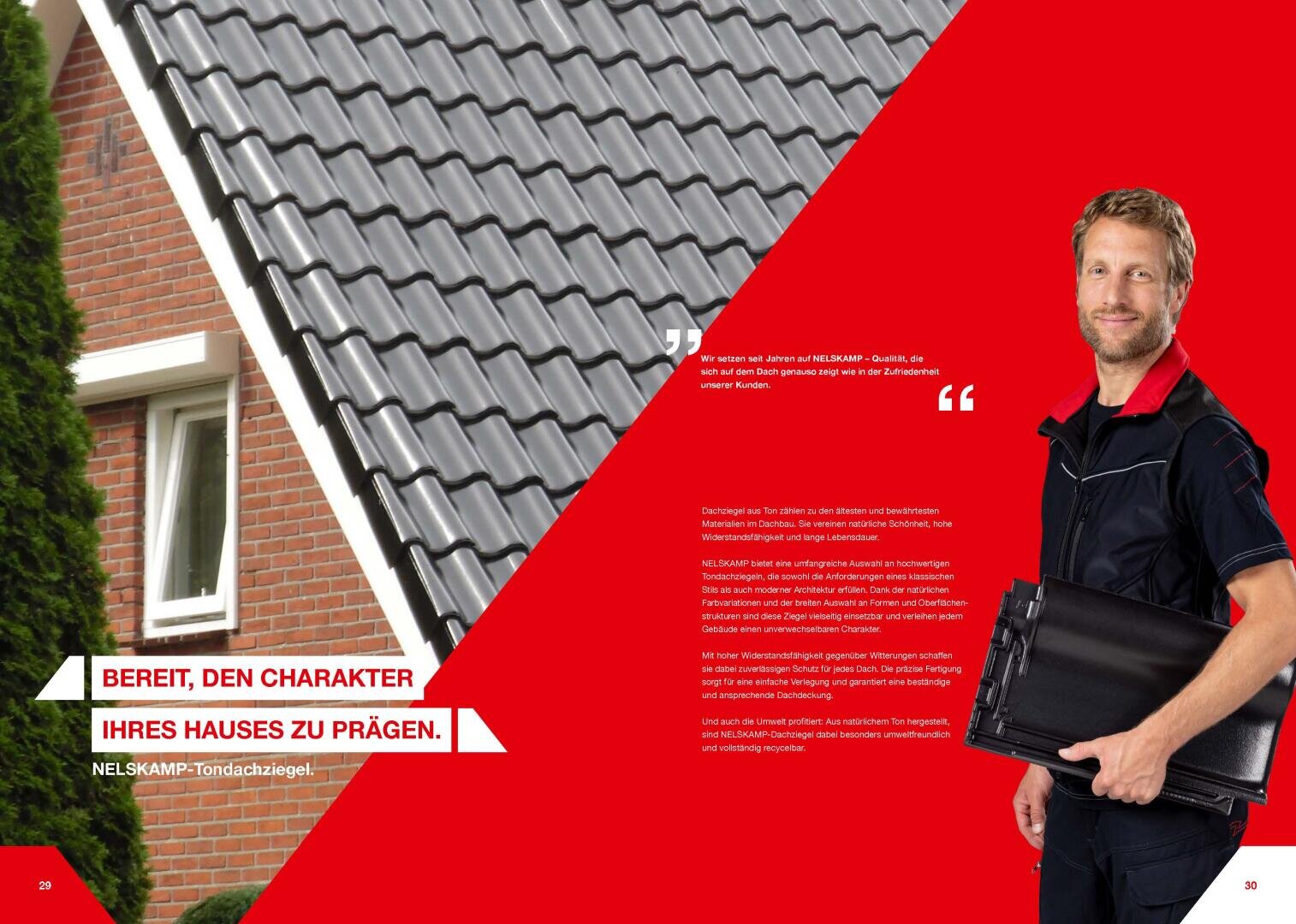 Ein Mann in Arbeitskleidung hält Dachziegel und lächelt. Neben ihm ist ein Hausdach mit grauen Ziegeln und ein Fenster. Der Hintergrund ist größtenteils rot mit weißem Text und einem weißen Dreieck überlagert.