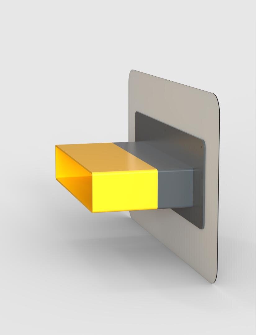 Ein 3D-gerendertes rechteckiges gelbes und graues Objekt ragt aus einer flachen, grauen vertikalen Fläche vor einem schlichten weißen Hintergrund heraus. Das Objekt scheint ein minimalistisches, modernes Regal oder eine Halterung zu sein.