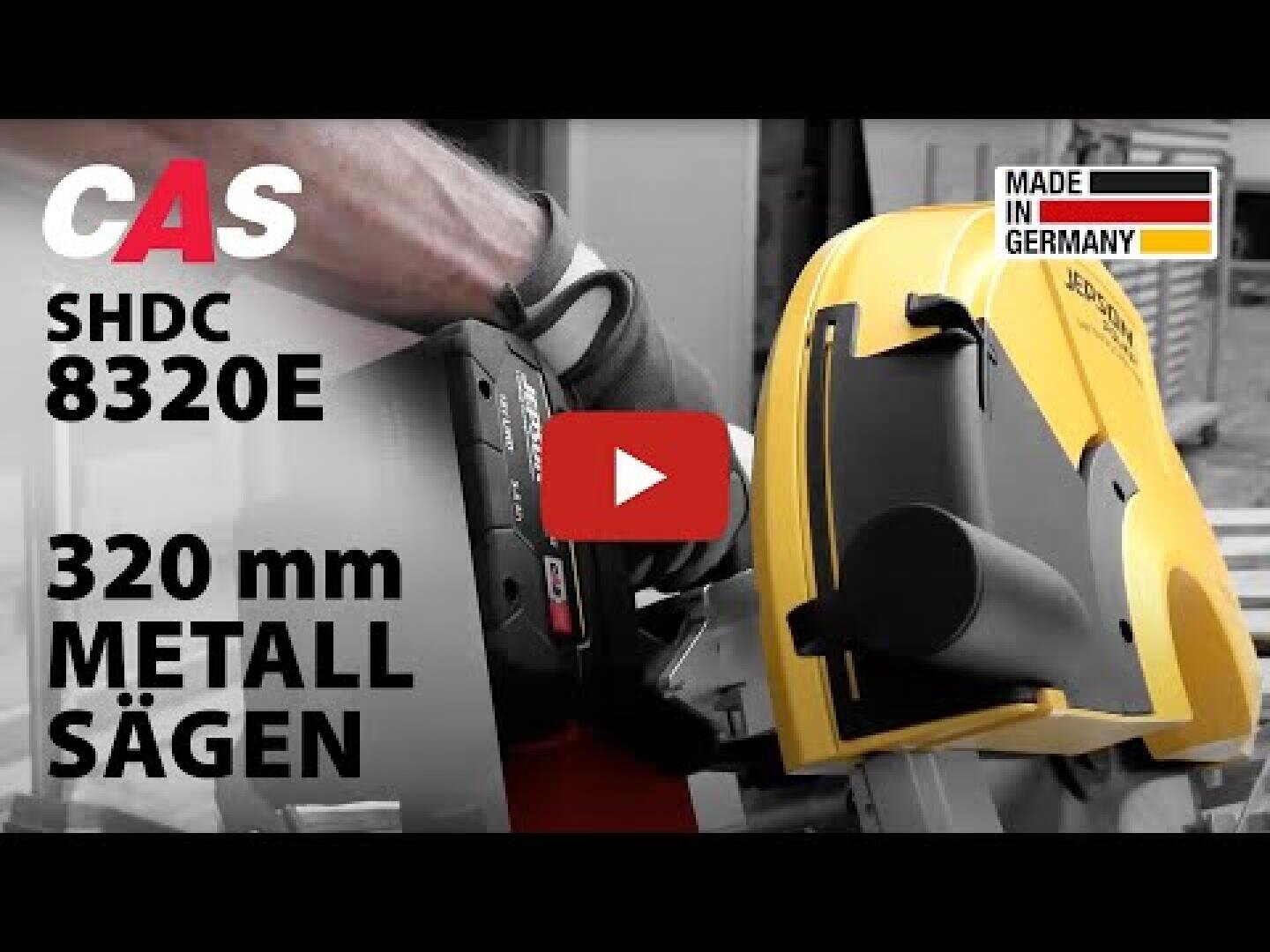 Eine Person benutzt eine gelbe Metallsäge mit der Bezeichnung SHDC 8320E und einem 320-mm-Sägeblatt. Das Bild enthält CAS, 320 mm METALL SÄGEN und ein Made in Germany-Etikett mit einer deutschen Flagge.