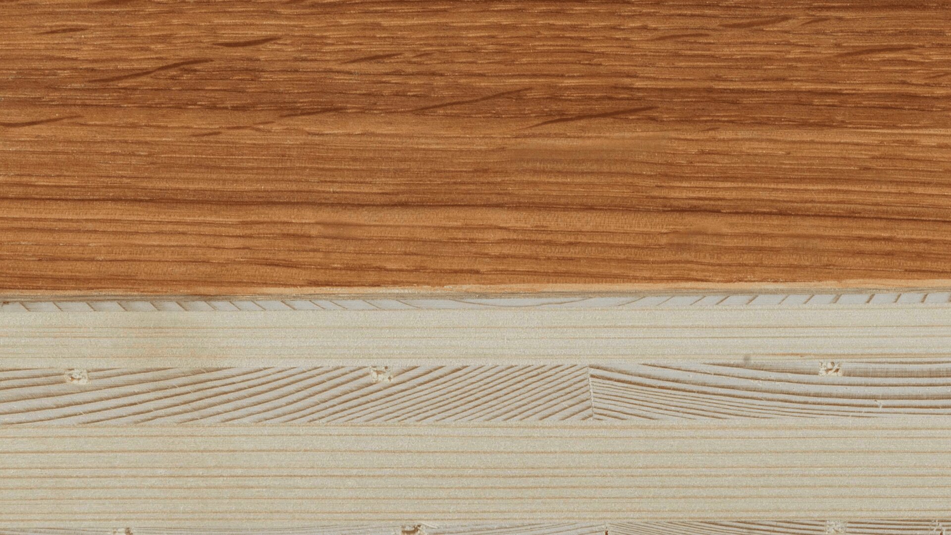 Zwei horizontale Holzoberflächen: Der obere Teil ist in einem satten Braun mit natürlicher Maserung gehalten, während der untere Teil hellbeige mit deutlichen linearen und wellenförmigen Rillen ist.