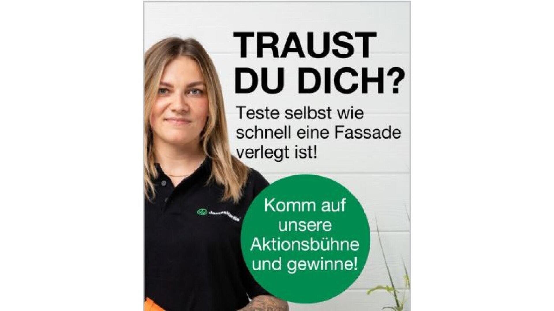 A woman with blonde hair in a black polo shirt stands next to text that reads: TRAUST DU DICH? Teste selbst wie schnell eine Fassade verlegt ist! Komm auf unsere Aktionsbühne und gewinne!.