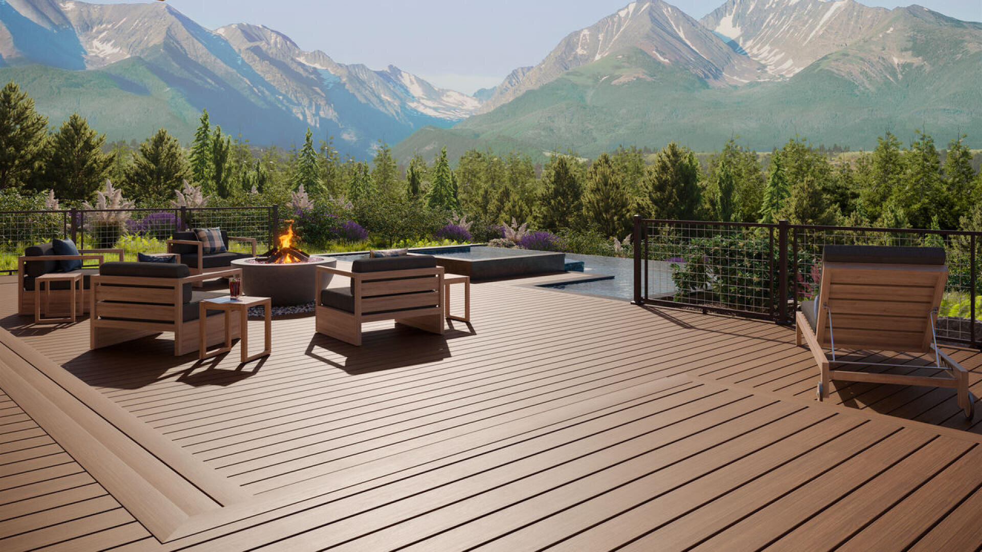 Eine geräumige Holzterrasse mit modernen Sitzgelegenheiten im Freien und einer Feuerstelle bietet Aussicht auf einen Pool, üppige Kiefern und eine Bergkette unter einem klaren blauen Himmel.