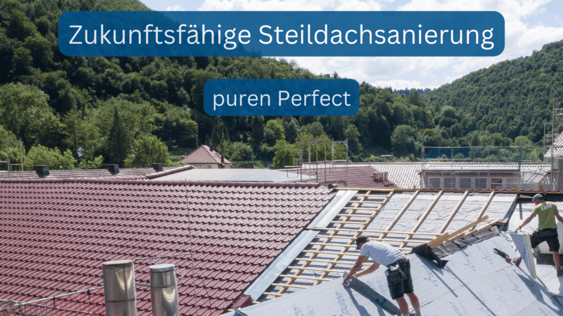 Zwei Arbeiter dämmen ein Schrägdach neben einem bereits fertig gedeckten roten Ziegeldach. Die Szene spielt in einer grünen Hügellandschaft. Text: Zukunftsfähige Steildachsanierung puren Perfect.