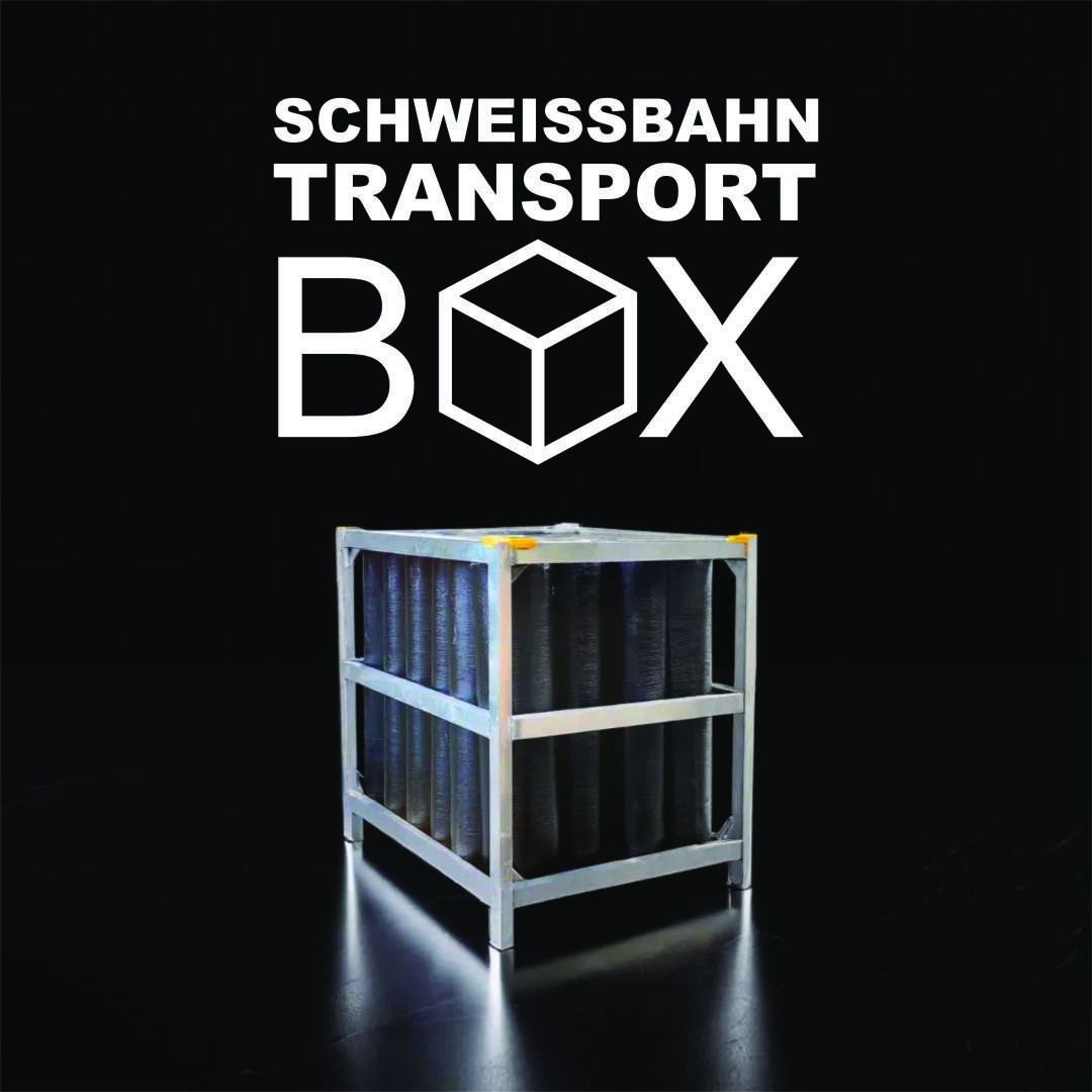 Eine metallene Transportbox mit schwarzen Zylindern steht auf einer dunklen Fläche. Darüber steht in fetter weißer Schrift SCHWEISSBAHN TRANSPORT BOX mit einer Würfelgrafik, die den Buchstaben O in BOX bildet.
