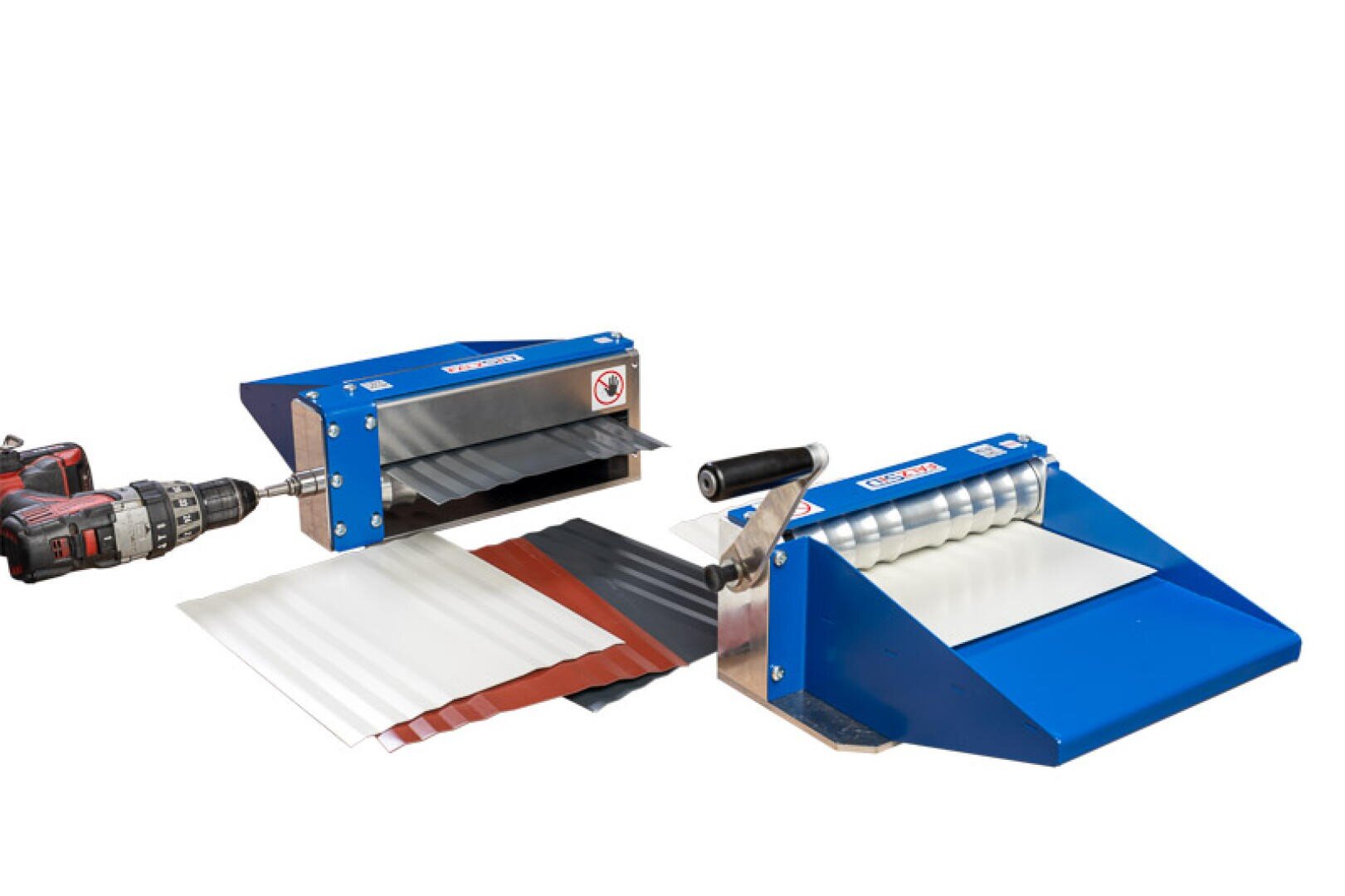 Zwei blaue Wellblechmaschinen, eine mit einer Bohrmaschine und die andere mit einem Handgriff, sind mit gewellten und flachen Blechen in Weiß, Rot und Grau auf weißem Hintergrund abgebildet.