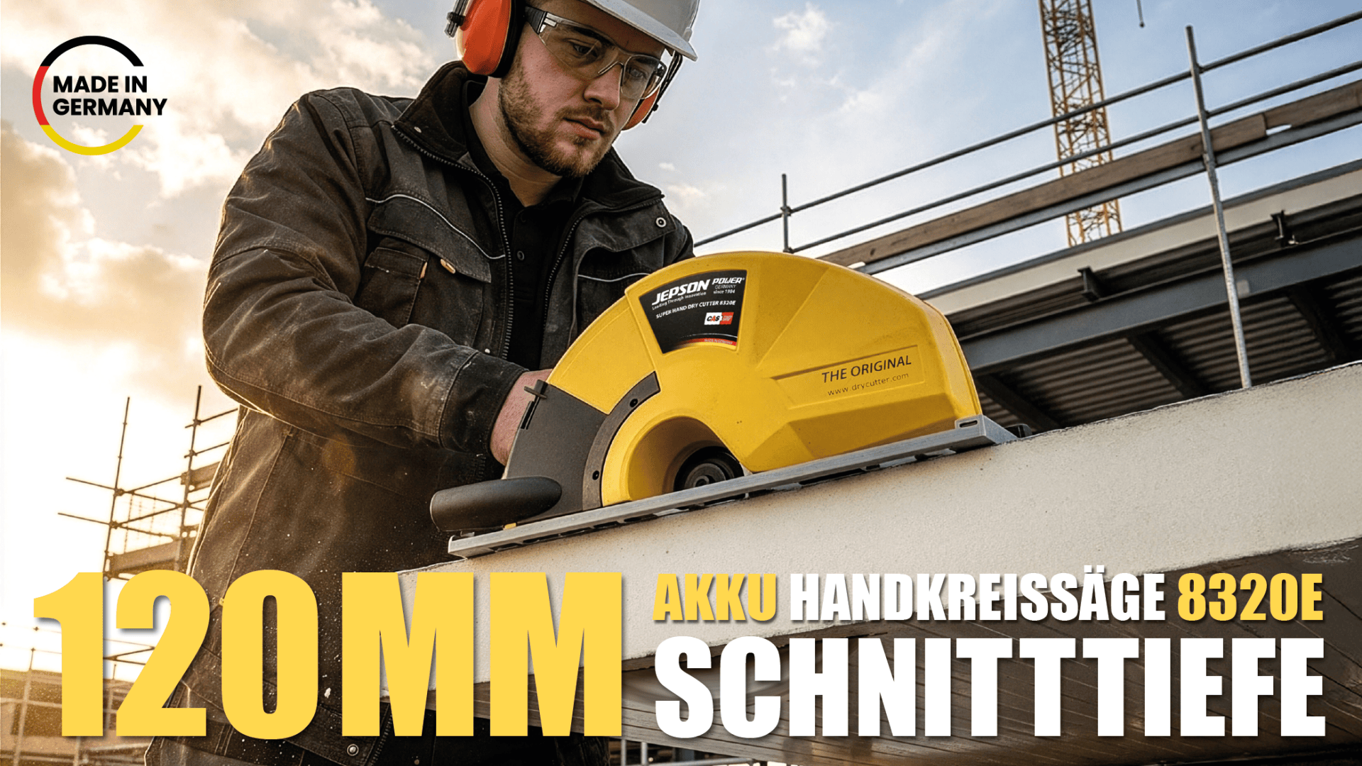 Ein Mann mit Schutzausrüstung benutzt eine gelbe Akku-Kreissäge auf einer Baustelle. Der Text lautet: 120 MM Akku Handkreissäge 8320E Schnitttiefe und Made in Germany in der oberen linken Ecke.