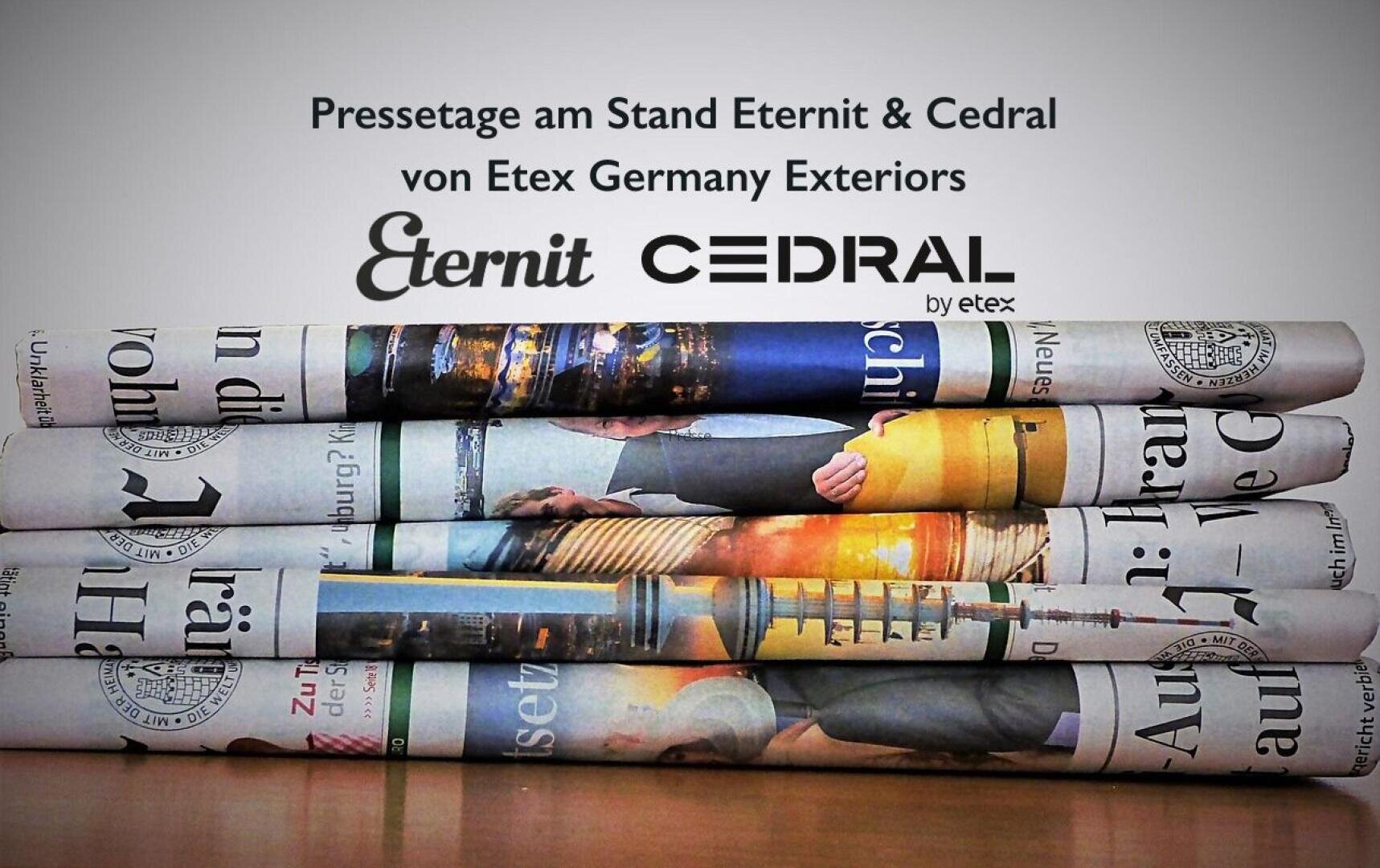 Vier aufgerollte Zeitungen, die waagerecht gestapelt sind. Über ihnen steht der Text: Pressetage am Stand Eternit & Cedral von Etex Germany Exteriors, mit den Logos von Eternit und Cedral by Etex.