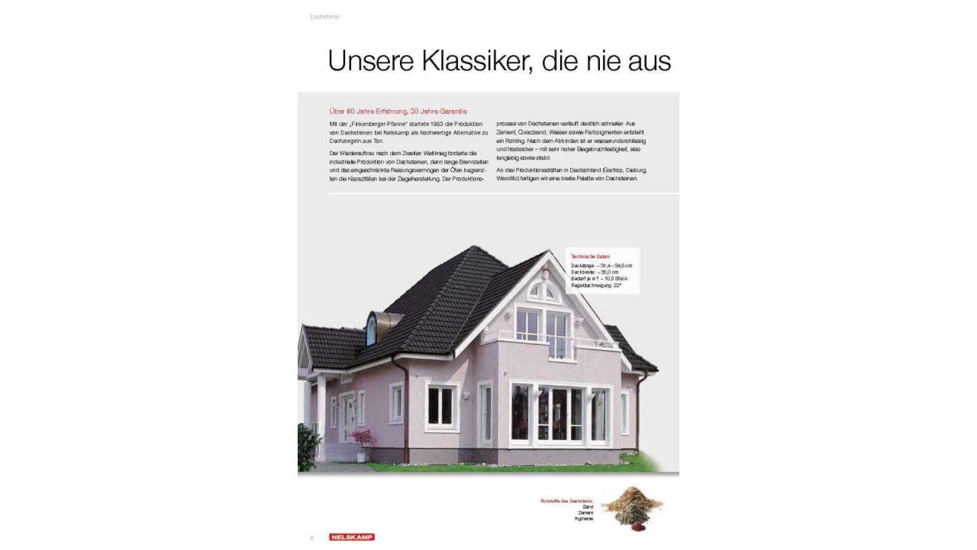 A modern, light pink house with white trim and multiple large windows is shown under a pale sky. German text above and beside the image discusses classic house designs.