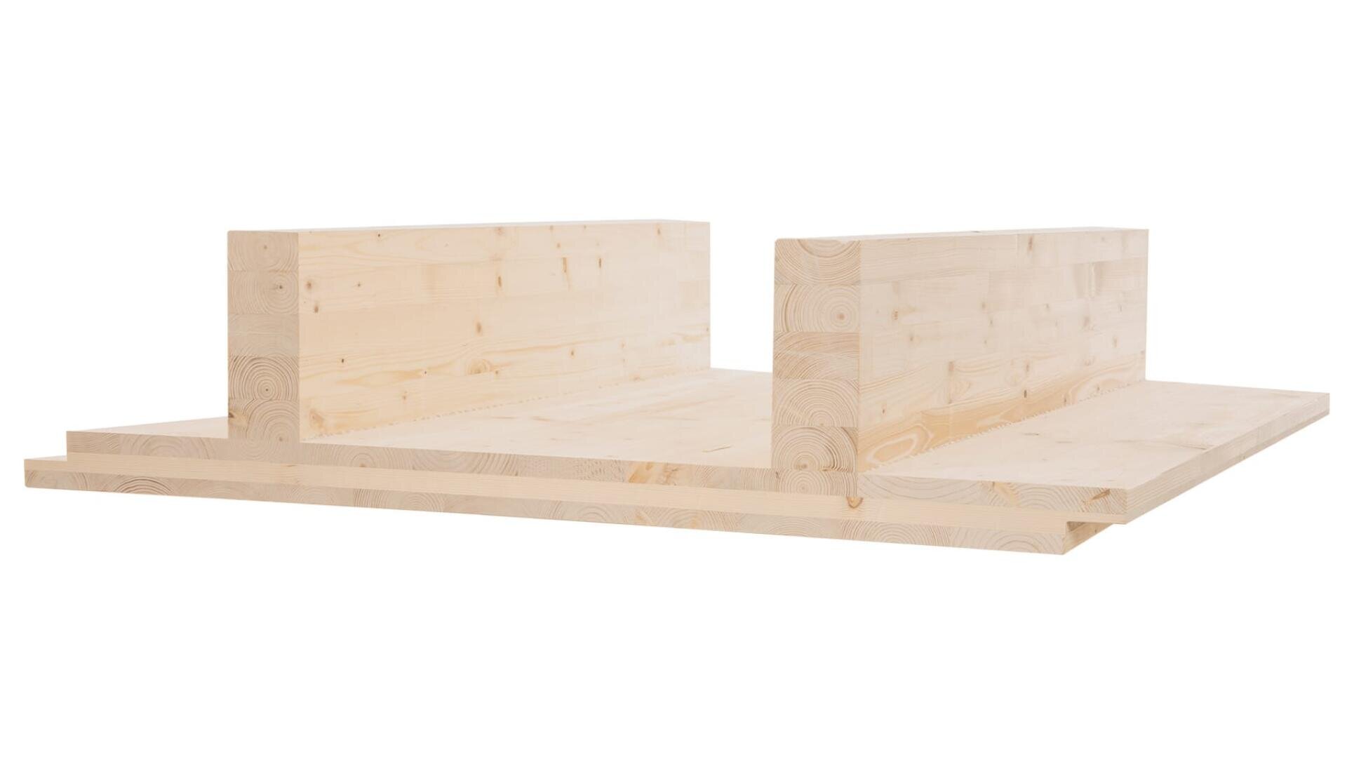 Auf zwei flachen Holzbrettern sind zwei große, helle Holzplatten angeordnet, die eine teilweise rechteckige Struktur bilden. Alle Teile bestehen aus glattem, laminiertem Holz.