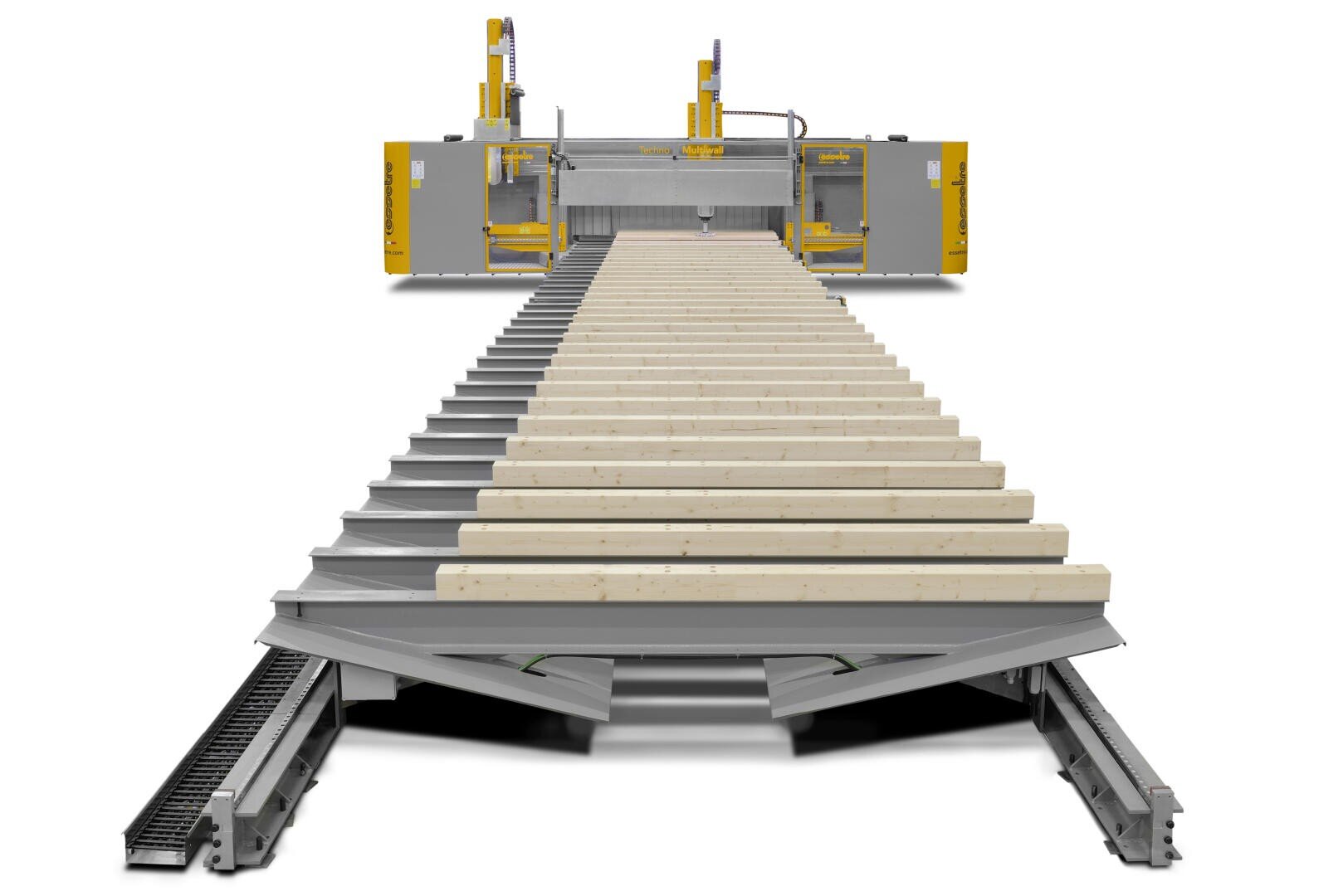 Eine große industrielle Holzbearbeitungsmaschine verarbeitet in einer Fabrikumgebung mehrere lange Holzbalken, die auf einem Metallfördersystem ausgerichtet sind, mit gelben und grauen Komponenten.