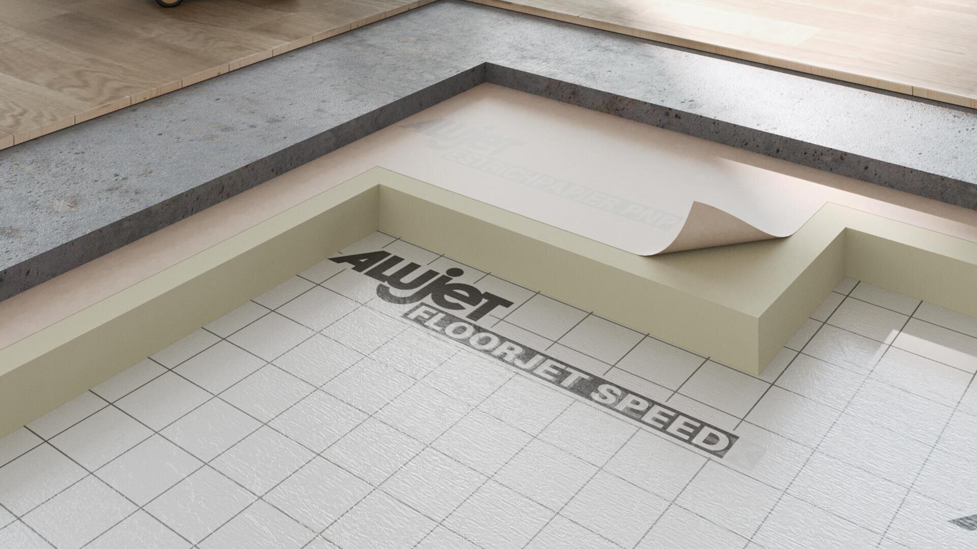 Die Nahaufnahme eines Schichtbodens zeigt eine Dämmung und eine Unterlage mit der Aufschrift ALUjet FLOORJET SPEED" unter einer teilweise abgezogenen Folie und darüber einen Holz- und Fliesenbelag.
