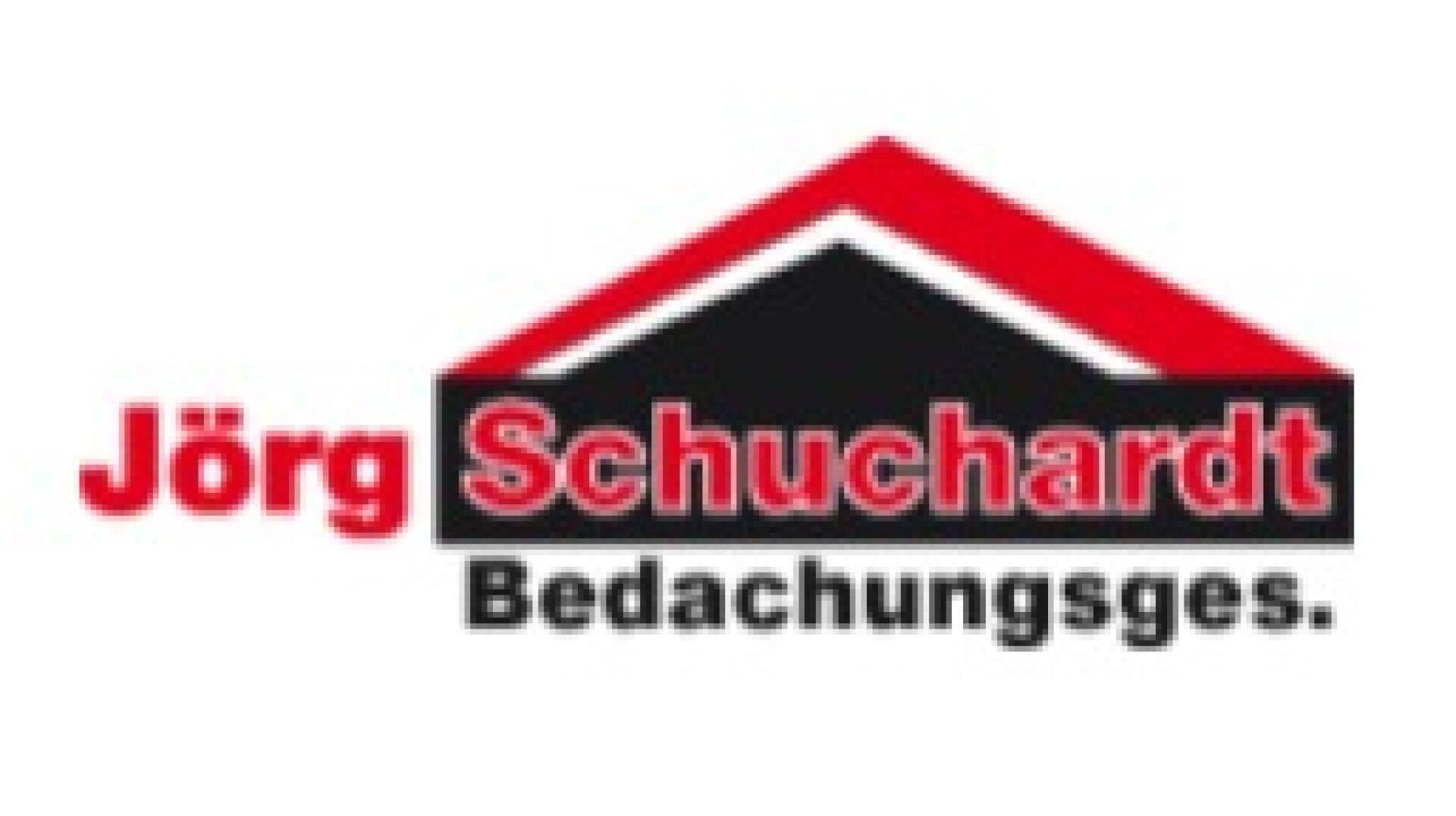 Logo für Jörg Schuchardt Bedachungsges. mit einer stilisierten rot-schwarzen Dachgrafik über dem Firmennamen, darunter Jörg Schuchardt in fetten roten Buchstaben und Bedachungsges. in Schwarz.