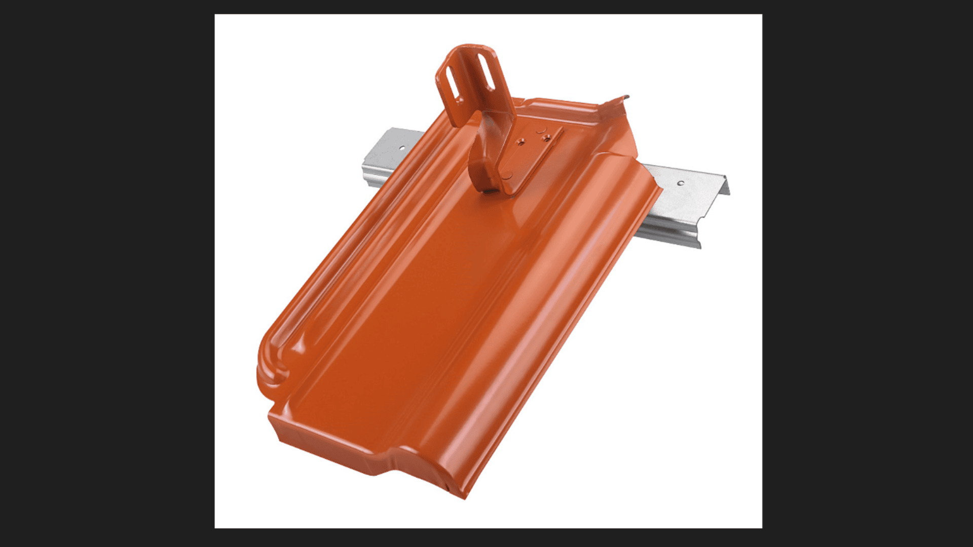 Ein roter Dachziegel mit einer daran befestigten Metallhalterung, der für die Installation von Solarmodulen oder anderen Geräten auf Ziegeldächern vorgesehen ist und auf einem weißen Hintergrund abgebildet ist.