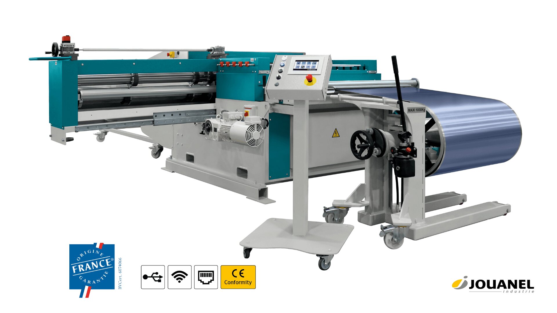 Eine große industrielle Blechbearbeitungsmaschine mit Bedienfeld spult eine Rolle blaues Metall ab. Logos und Zertifizierungssymbole sind in der unteren linken und rechten Ecke sichtbar.