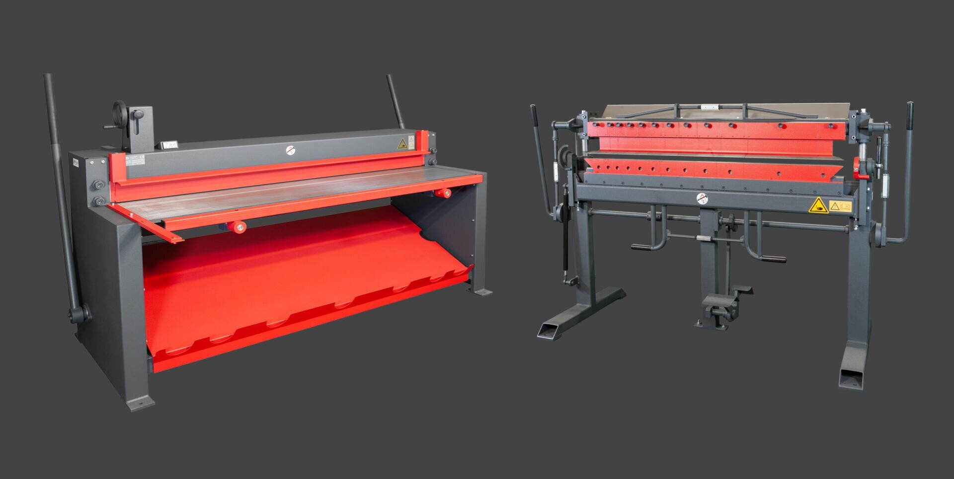 Zwei rote und graue industrielle Blechbearbeitungsmaschinen vor einem schlichten dunklen Hintergrund; die linke Maschine ist breiter und hat eine ebene Oberfläche, während die rechte Maschine kompakter ist und verstellbare Hebel hat.
