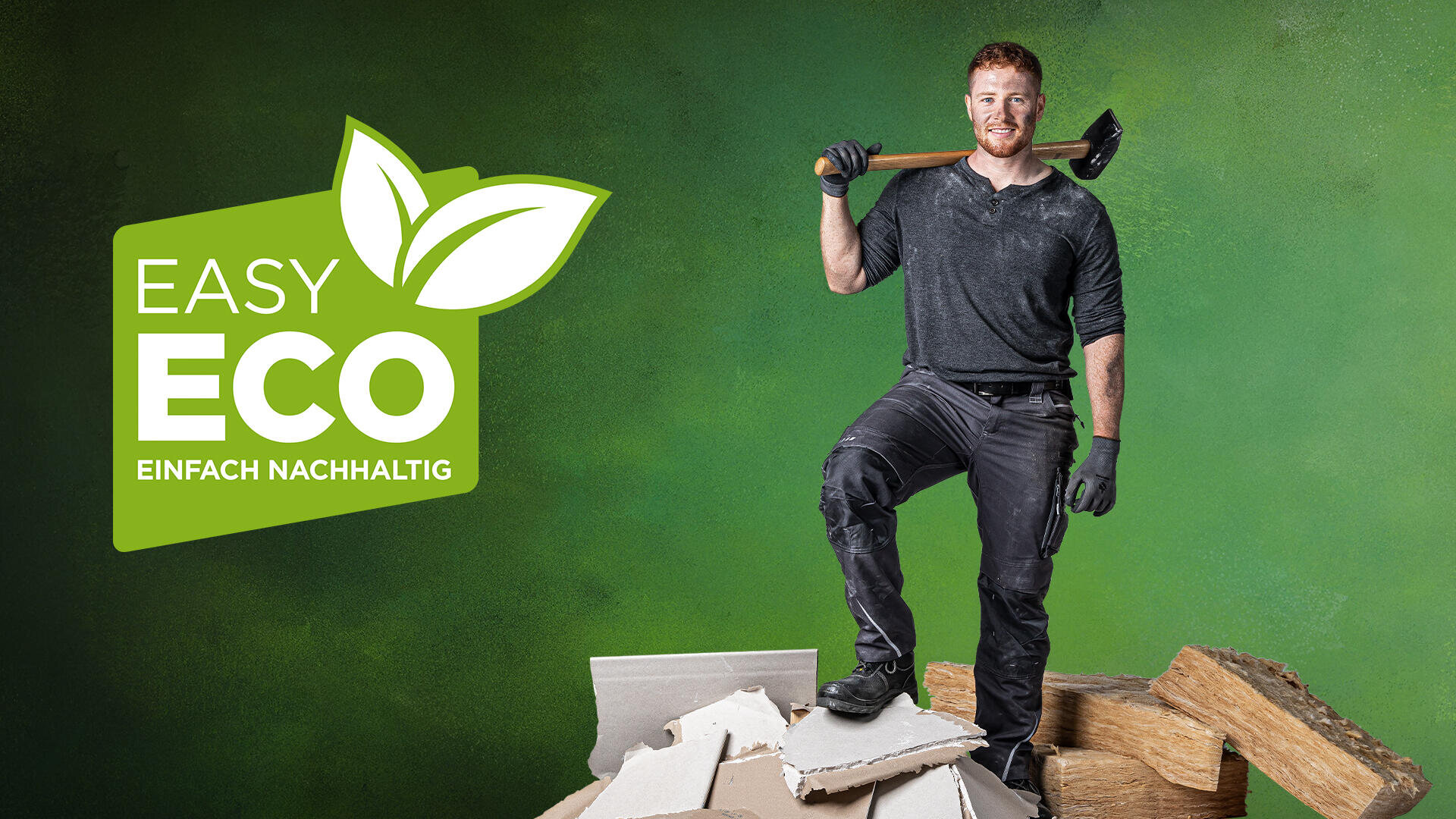 Ein lächelnder Mann in Arbeitskleidung und Handschuhen steht auf einem Schutthaufen und hält einen Vorschlaghammer über der Schulter. Neben ihm prangt ein grünes Easy Eco – Einfach Nachhaltig-Logo mit zwei weißen Blättern.