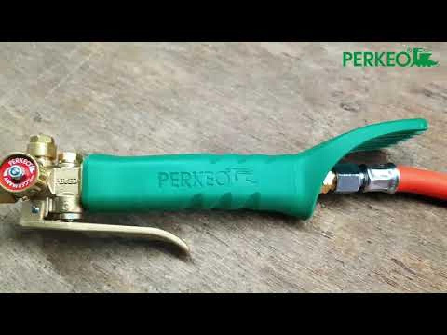 Eine PERKEO-Gasfackel mit grünem Griff, Messingventil und rotem Schlauchanschluss liegt auf einer Holzfläche. Das PERKEO-Logo ist in der rechten oberen Ecke des Bildes zu sehen.