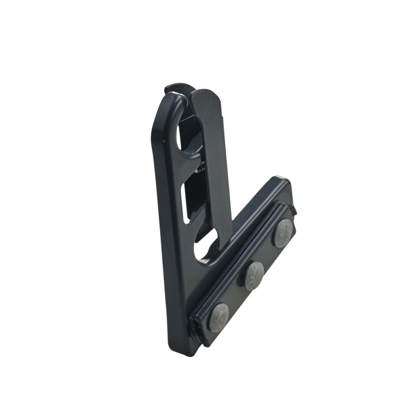 Ein schwarzer Metallbügel mit zwei großen Löchern und drei runden silbernen Schrauben auf einer Seite, aufrecht stehend auf weißem Hintergrund.