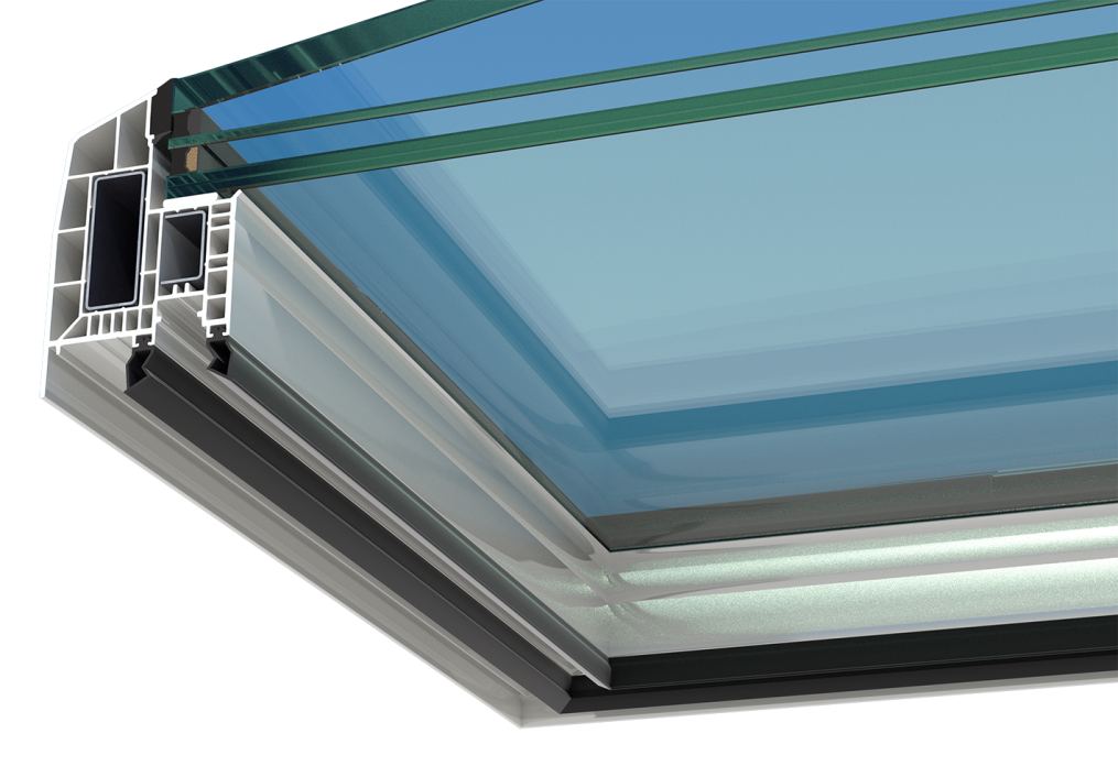 Nahaufnahme eines Ausschnitts eines Mehrscheibenfensters, der die geschichteten Glasscheiben, die Isolierräume und den detaillierten Querschnitt des Fensterrahmens zeigt.