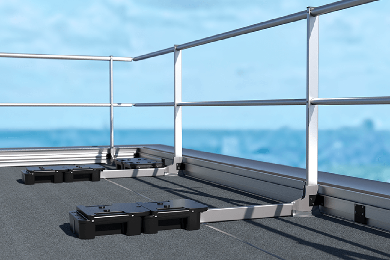 Nahaufnahme eines Dachgeländersystems mit Metallgeländern und schwarzen Stützen vor blauem Himmel.