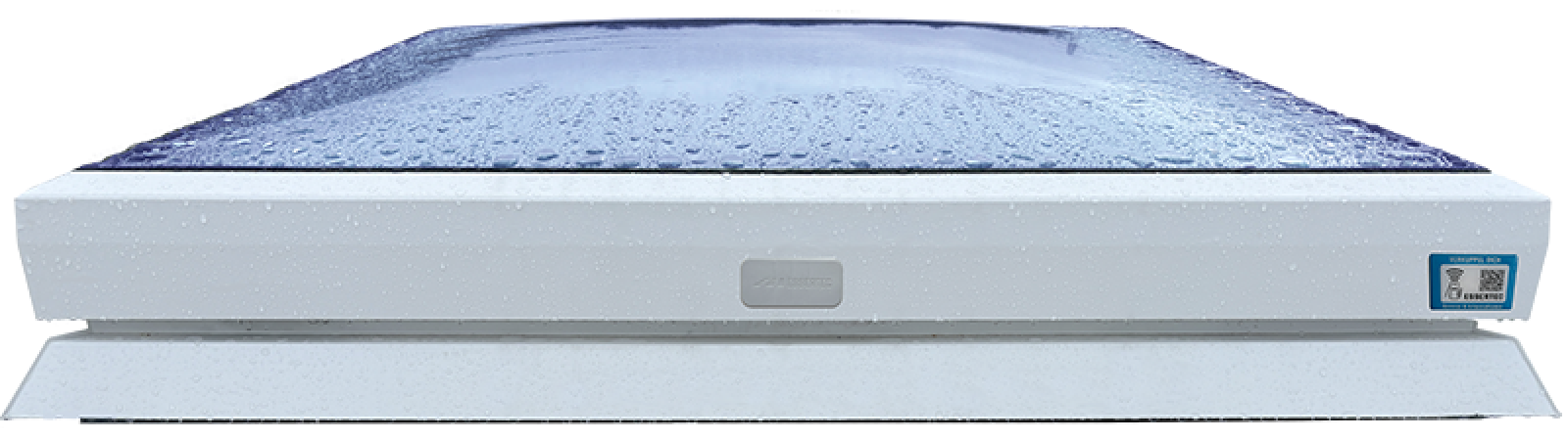 Nahaufnahme eines weißen Flachdachfensters mit einer leicht gewölbten, transparenten Abdeckung, die mit Wassertropfen bedeckt ist, von der Seite gesehen vor einem einfarbigen Hintergrund.